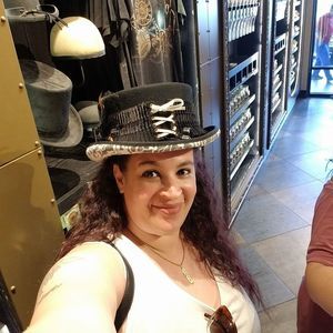 Meet your Posher, Dina